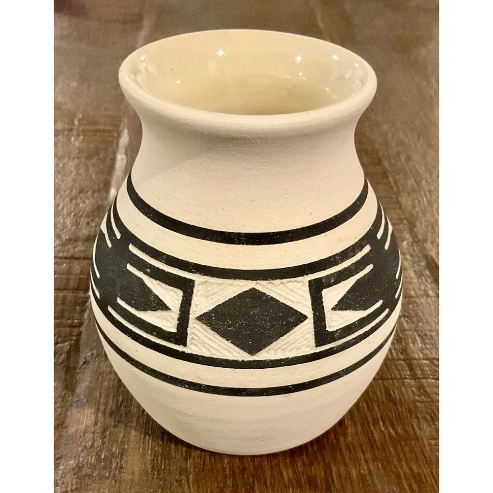 Vintage Wheel Thrown Vase by Gerald Black Tail Deer Sioux Pottery 3.8